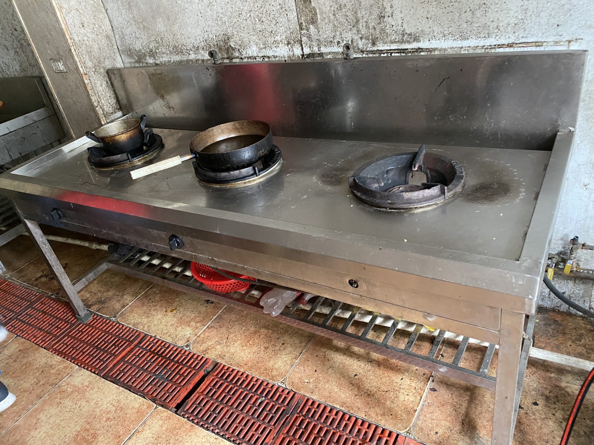 Thu mua thiết bị bếp công nghiệp và bàn ghế nhà hàng cũ